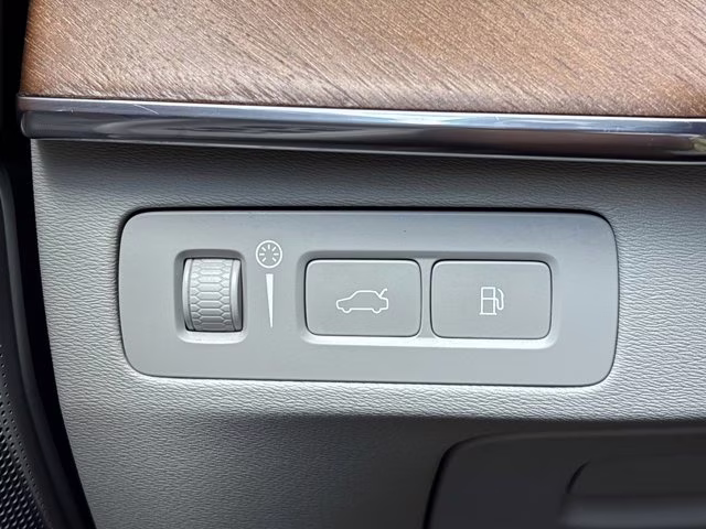 2017 Onyx Black Metallic Volvo XC90 T8 Inscription AWD SUV