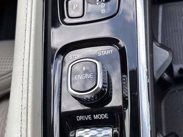 2017 Onyx Black Metallic Volvo XC90 T8 Inscription AWD SUV