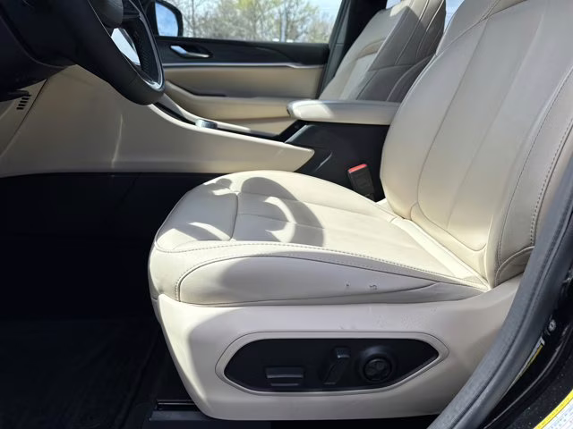 2025 Diamond Black Crystal Pearlcoat Jeep Grand Cherokee L Limited 4X4 SUV