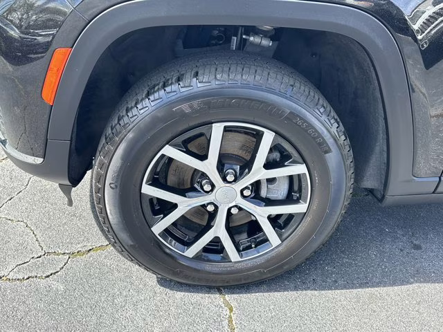 2025 Diamond Black Crystal Pearlcoat Jeep Grand Cherokee L Limited 4X4 SUV