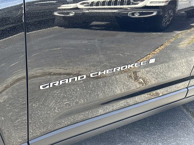 2025 Diamond Black Crystal Pearlcoat Jeep Grand Cherokee L Limited 4X4 SUV