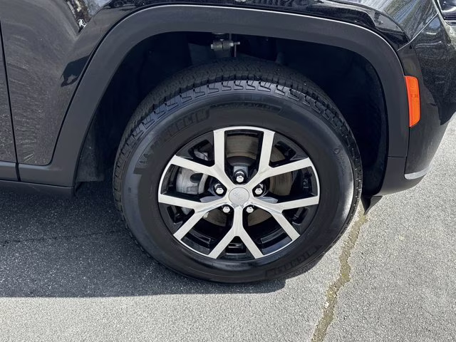 2025 Diamond Black Crystal Pearlcoat Jeep Grand Cherokee L Limited 4X4 SUV