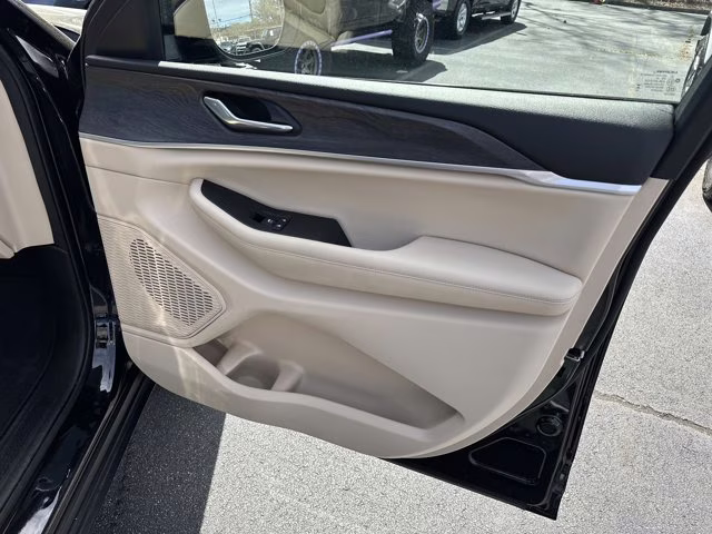 2025 Diamond Black Crystal Pearlcoat Jeep Grand Cherokee L Limited 4X4 SUV