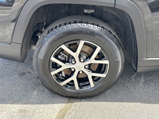 2025 Diamond Black Crystal Pearlcoat Jeep Grand Cherokee L Limited 4X4 SUV