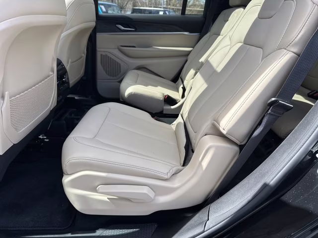 2025 Diamond Black Crystal Pearlcoat Jeep Grand Cherokee L Limited 4X4 SUV