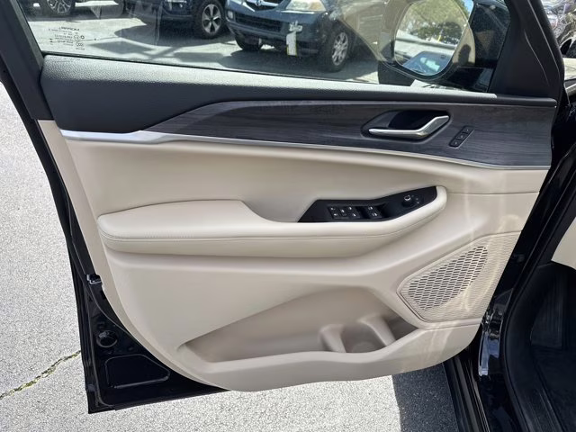 2025 Diamond Black Crystal Pearlcoat Jeep Grand Cherokee L Limited 4X4 SUV