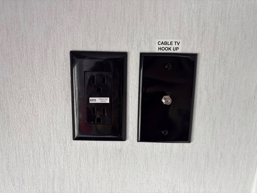 2026 White Coachmen REMOTE 12.1R Trailer