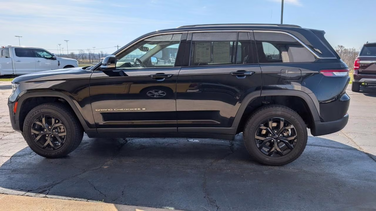 2023 BLACK Jeep Grand Cherokee Limited 4X4 SUV