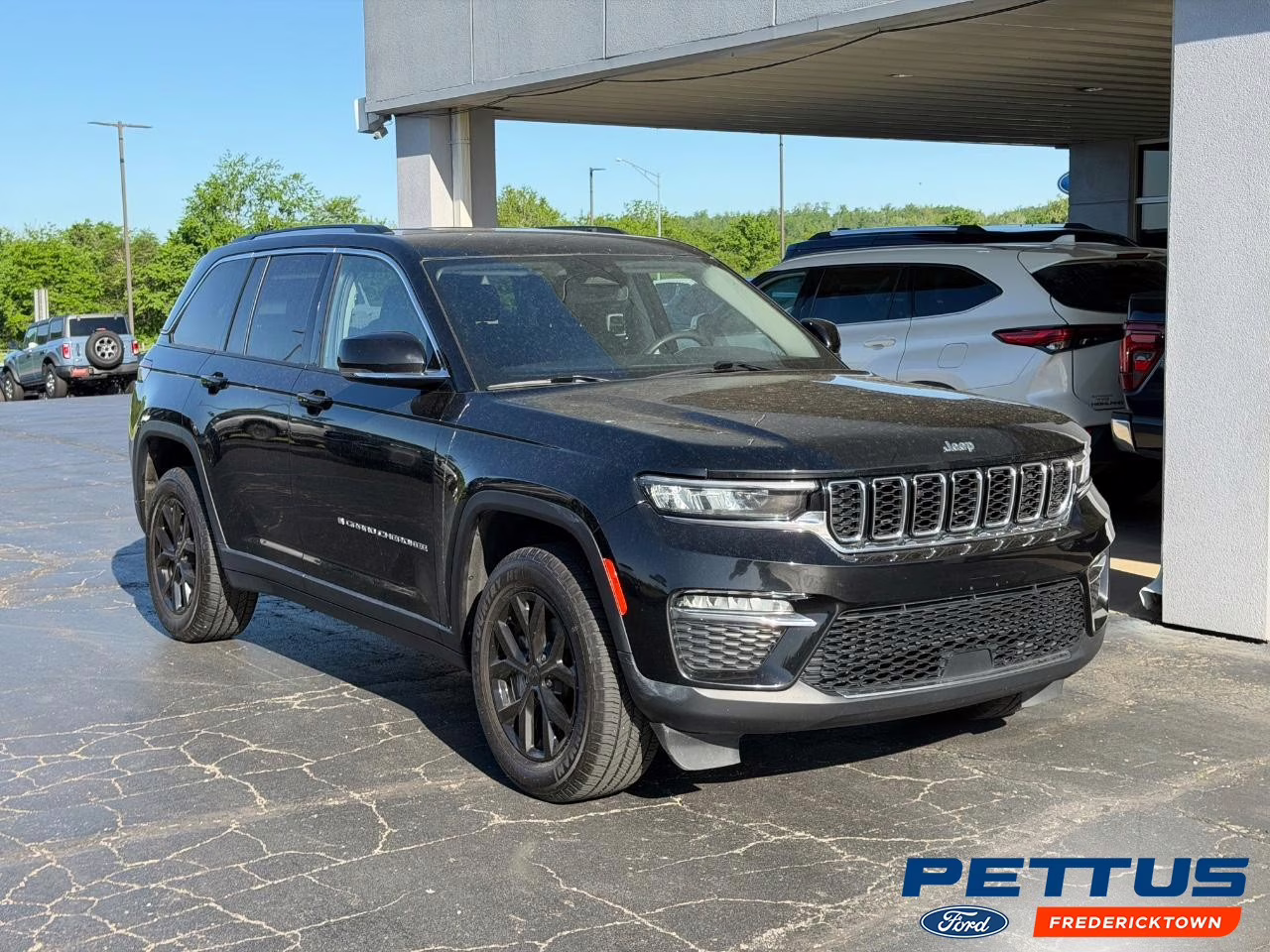 2023 Diamond Black Crystal Pearlcoat Jeep Grand Cherokee Limited 4X4 SUV