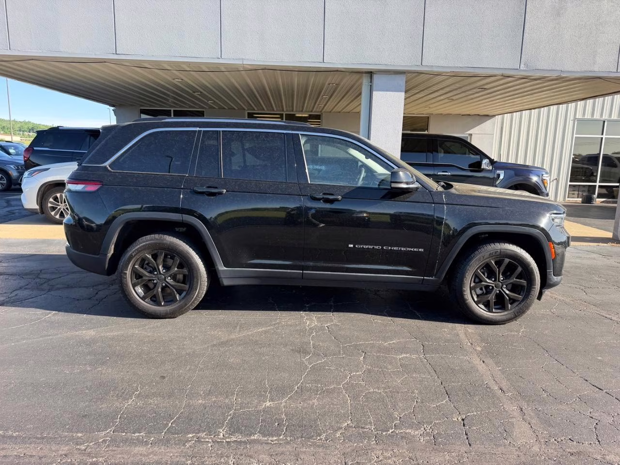 2023 Diamond Black Crystal Pearlcoat Jeep Grand Cherokee Limited 4X4 SUV