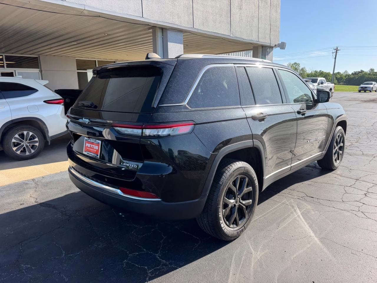 2023 Diamond Black Crystal Pearlcoat Jeep Grand Cherokee Limited 4X4 SUV