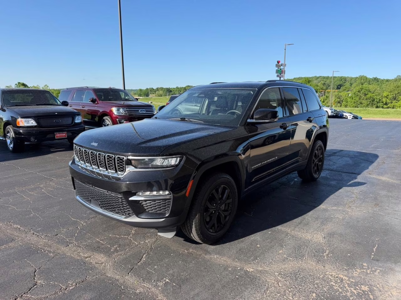 2023 Diamond Black Crystal Pearlcoat Jeep Grand Cherokee Limited 4X4 SUV