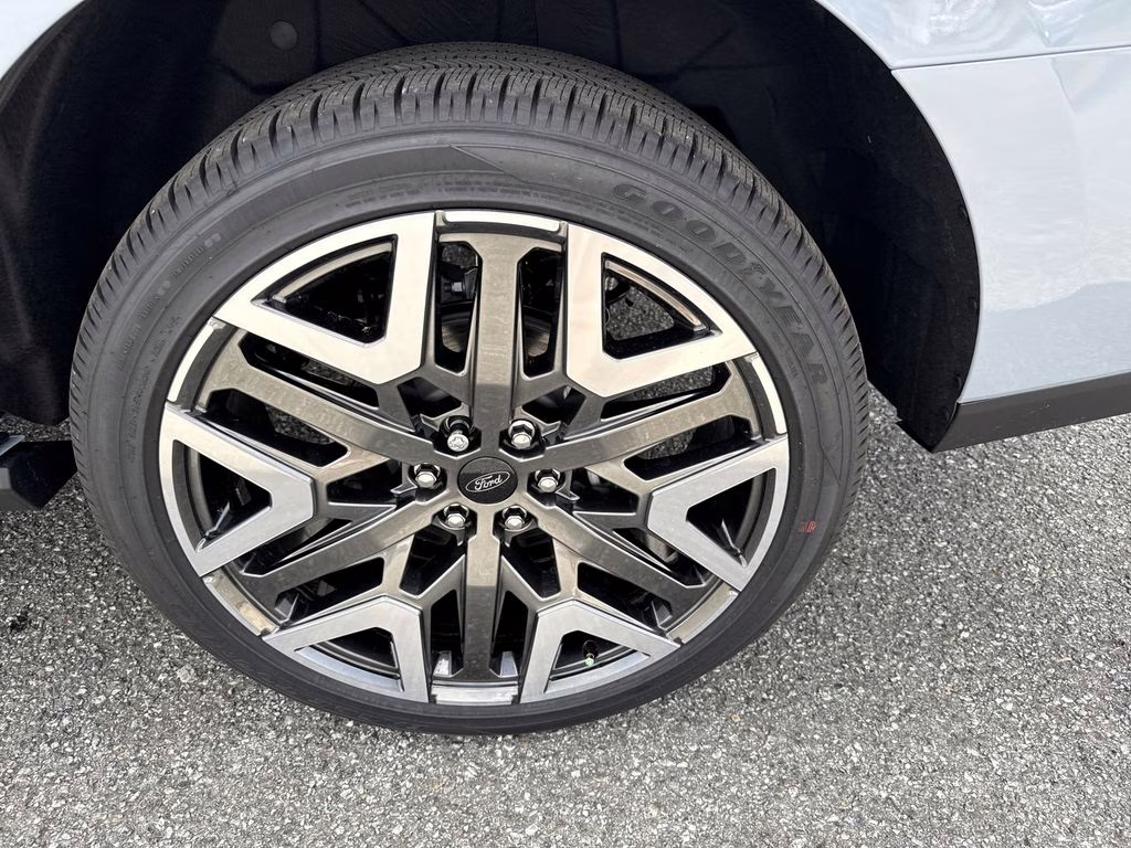 2026 Glacier Gray Metallic Tri-Coat Ford Expedition Platinum 4X4 SUV