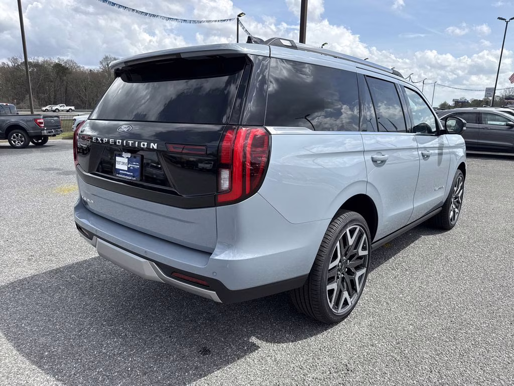 2026 Glacier Gray Metallic Tri-Coat Ford Expedition Platinum 4X4 SUV