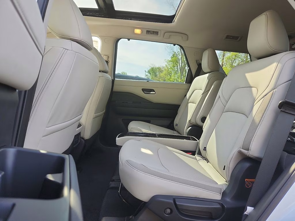 2026 Everest White Pearl Tricoat Nissan Pathfinder SL 4X4 SUV