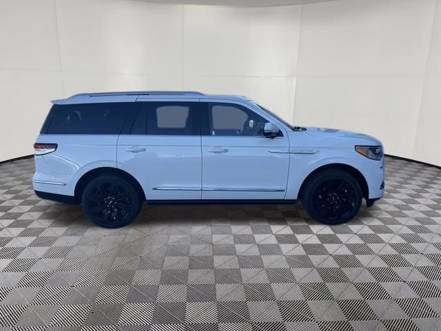 2023 Pristine White Metallic Tri-Coat Lincoln Navigator Reserve 4X4 SUV