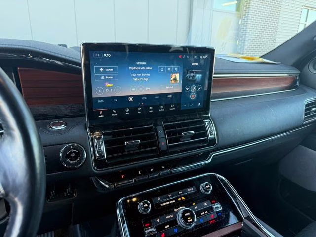 2023 Pristine White Metallic Tri-Coat Lincoln Navigator Reserve 4X4 SUV