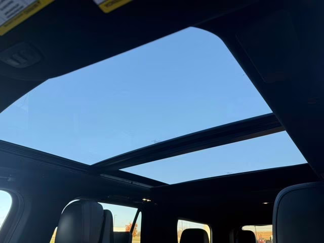 2023 Pristine White Metallic Tri-Coat Lincoln Navigator Reserve 4X4 SUV