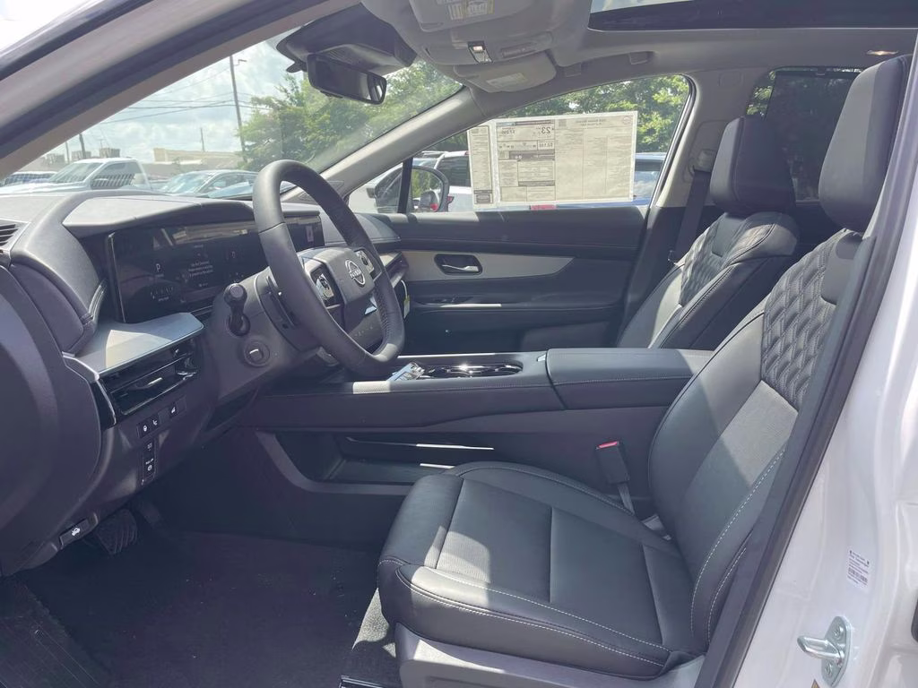 2026 Everest White Pearl/Black Nissan Murano Platinum AWD SUV