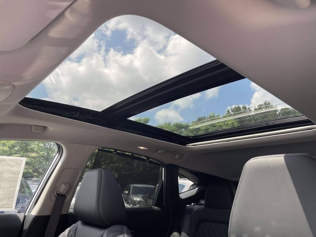2026 Everest White Pearl/Black Nissan Murano Platinum AWD SUV