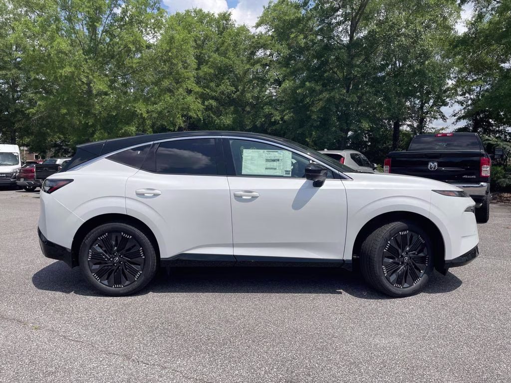 2026 Everest White Pearl/Black Nissan Murano Platinum AWD SUV