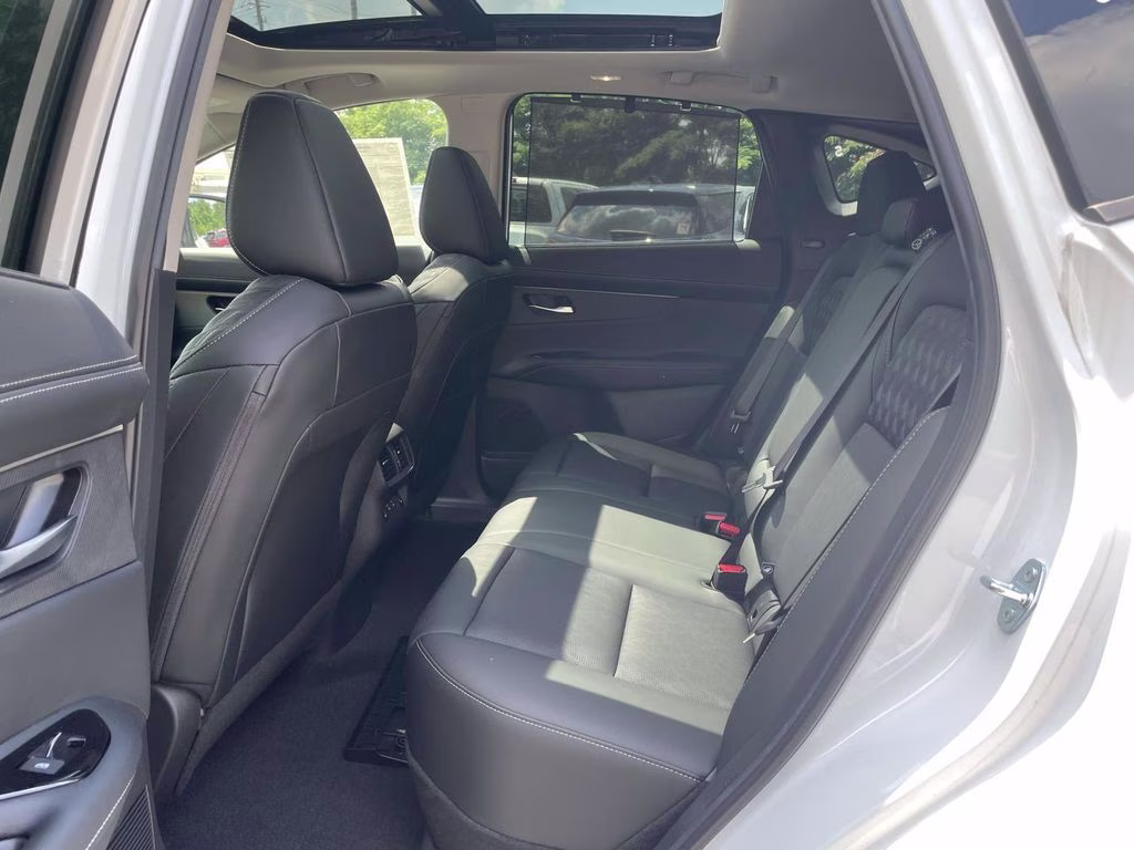 2026 Everest White Pearl/Black Nissan Murano Platinum AWD SUV