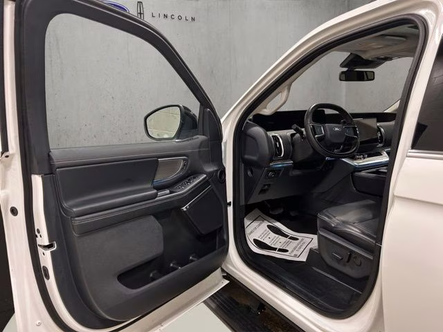 2025 Star White Metallic Tri-Coat Ford Expedition Platinum 4X4 SUV