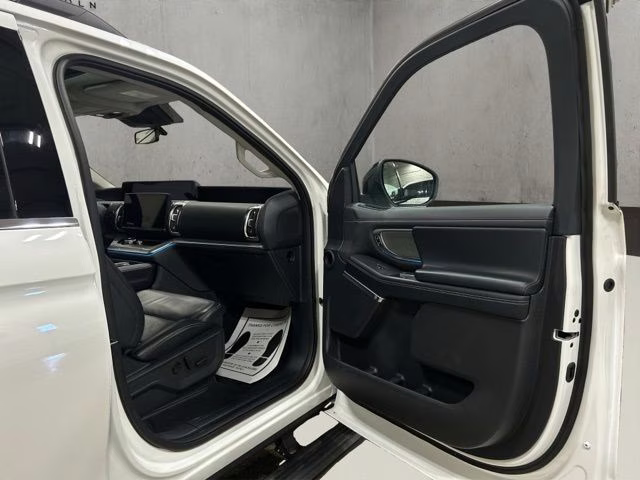 2025 Star White Metallic Tri-Coat Ford Expedition Platinum 4X4 SUV