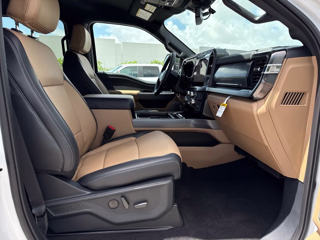 2026 Oxford White Ford Super Duty F-250 SRW Lariat 4X4 Truck