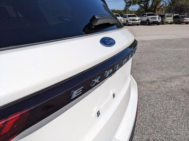 2026 Star White Metallic Tri-Coat Ford Explorer Active RWD SUV