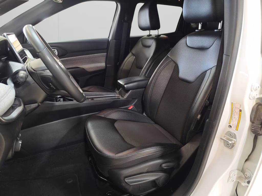 2024 Bright White Clearcoat Jeep Compass Latitude 4X4 SUV