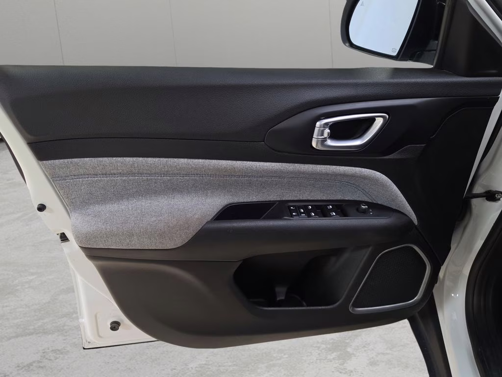 2024 Bright White Clearcoat Jeep Compass Latitude 4X4 SUV