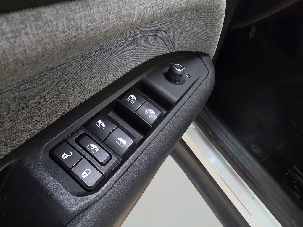 2024 Bright White Clearcoat Jeep Compass Latitude 4X4 SUV