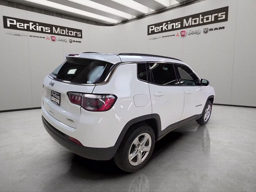 2024 Bright White Clearcoat Jeep Compass Latitude 4X4 SUV