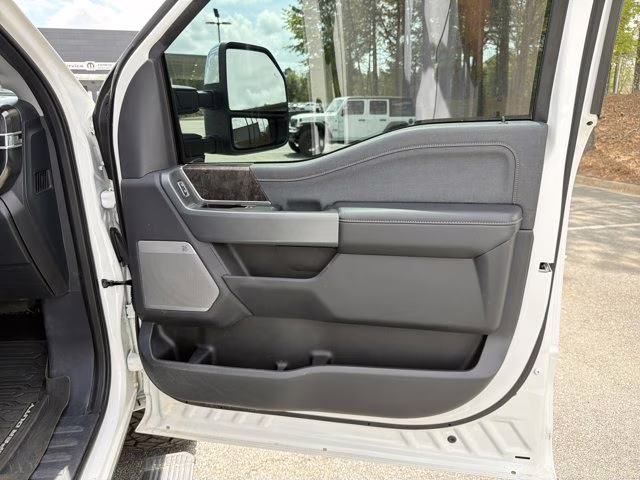 2023 White Metallic Ford Super Duty F-250 SRW LARIAT 4X4 Truck