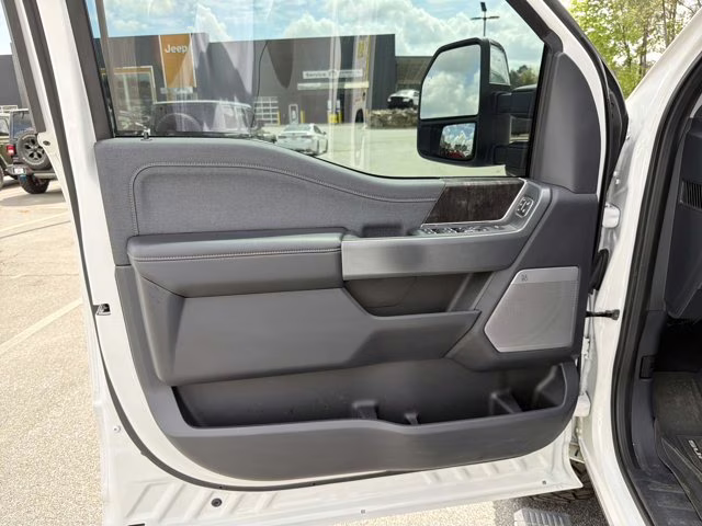 2023 White Metallic Ford Super Duty F-250 SRW LARIAT 4X4 Truck