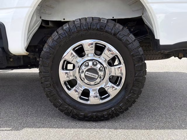 2023 White Metallic Ford Super Duty F-250 SRW LARIAT 4X4 Truck