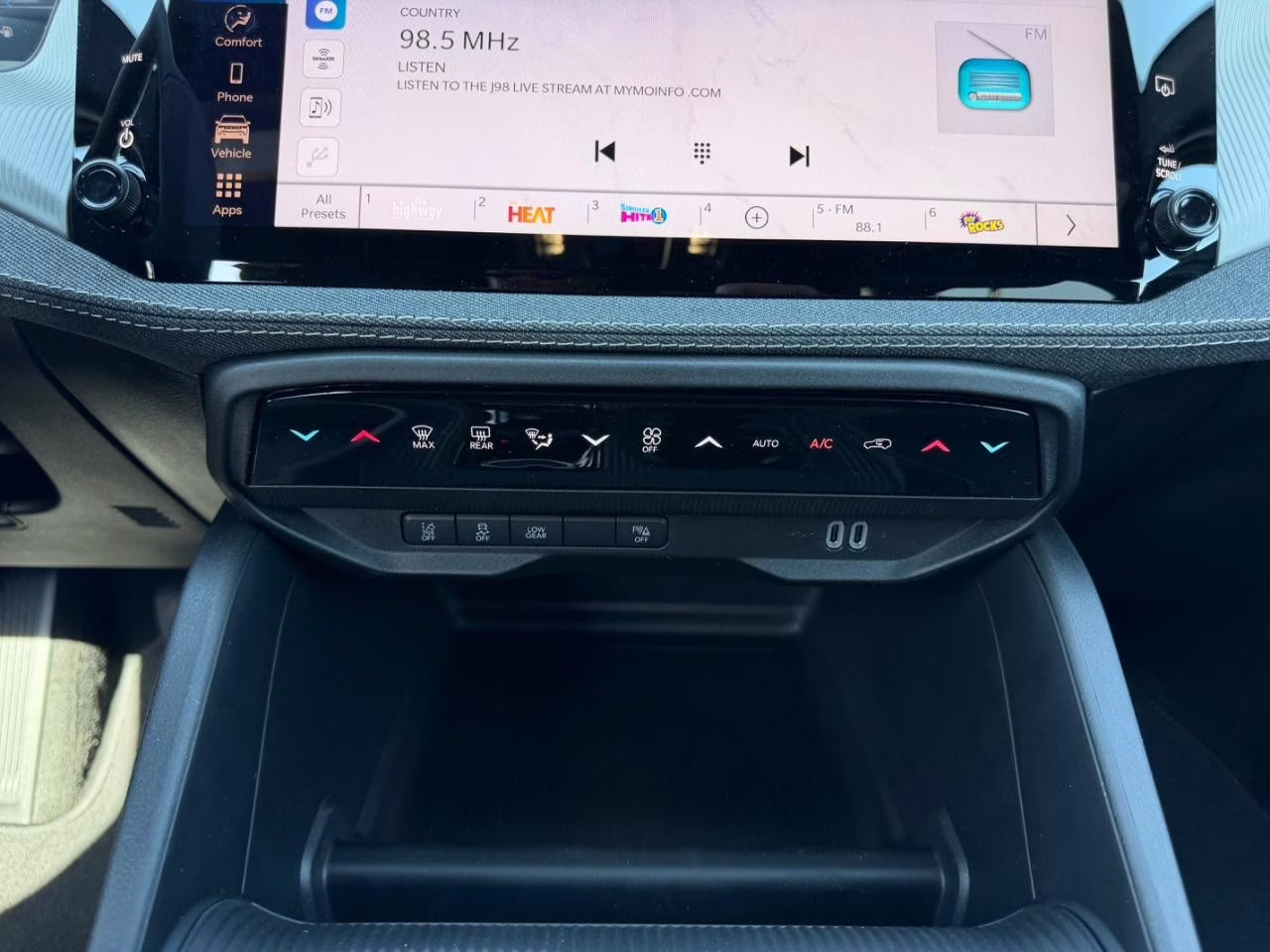 2026 Bright White Clearcoat Jeep Cherokee Laredo 4X4 SUV