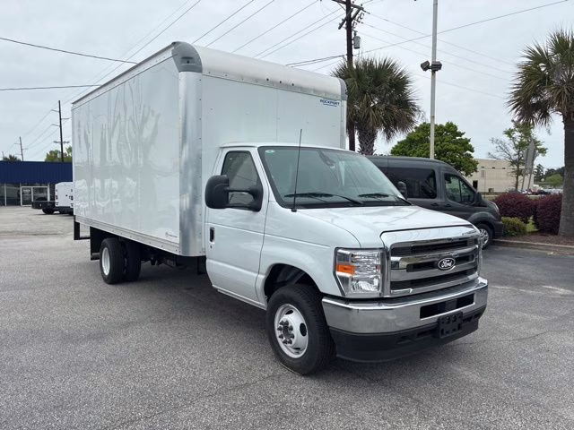 2026 Oxford White Ford E-450SD Base RWD Cutaway