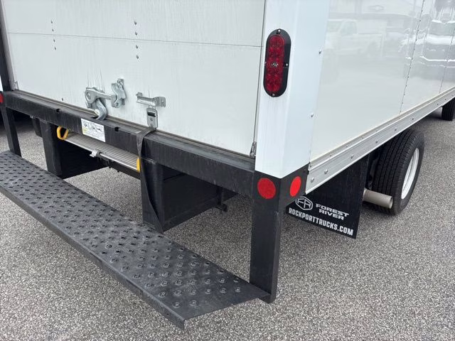 2026 Oxford White Ford E-450SD Base RWD Cutaway