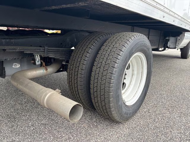 2026 Oxford White Ford E-450SD Base RWD Cutaway