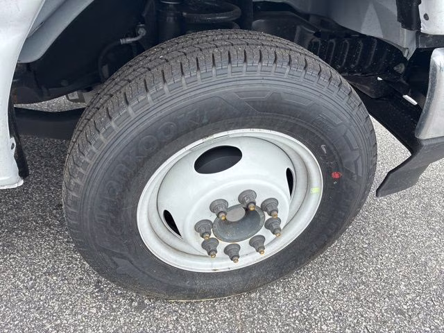 2026 Oxford White Ford E-450SD Base RWD Cutaway