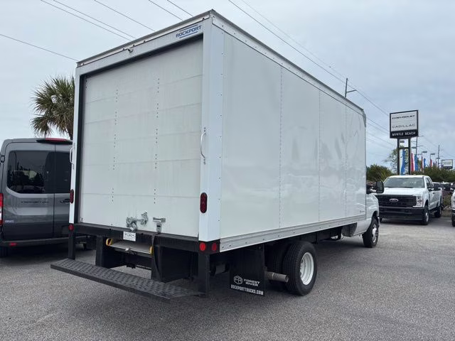 2026 Oxford White Ford E-450SD Base RWD Cutaway