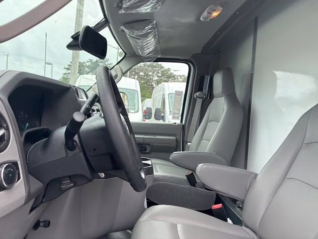 2026 Oxford White Ford E-450SD Base RWD Cutaway