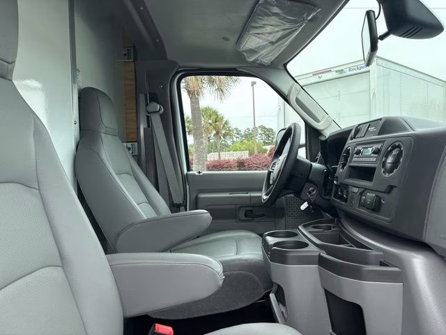 2026 Oxford White Ford E-450SD Base RWD Cutaway