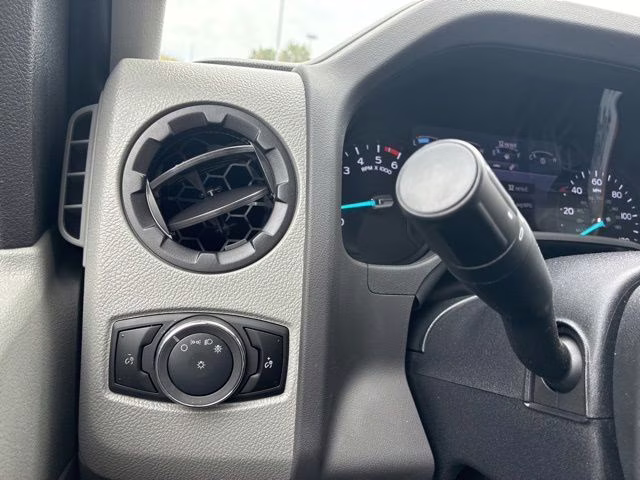 2026 Oxford White Ford E-450SD Base RWD Cutaway