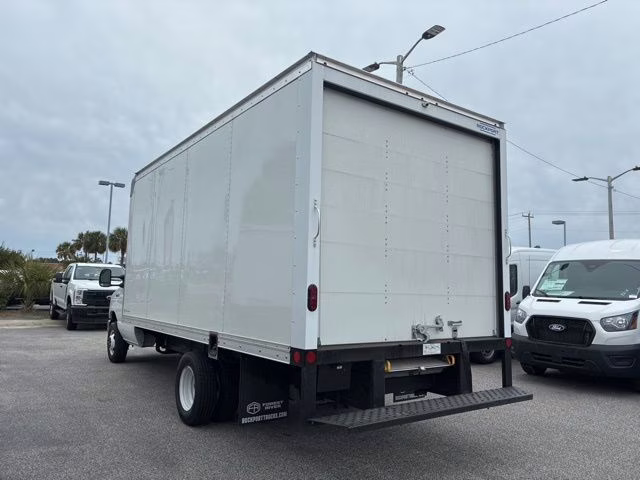 2026 Oxford White Ford E-450SD Base RWD Cutaway