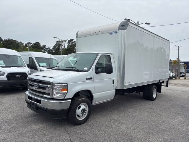 2026 Oxford White Ford E-450SD Base RWD Cutaway