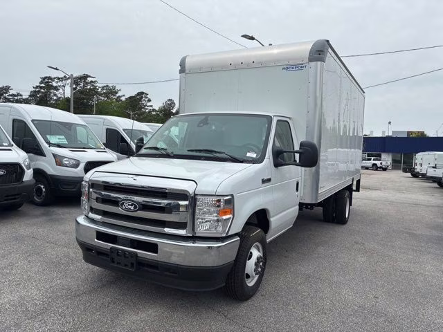 2026 Oxford White Ford E-450SD Base RWD Cutaway