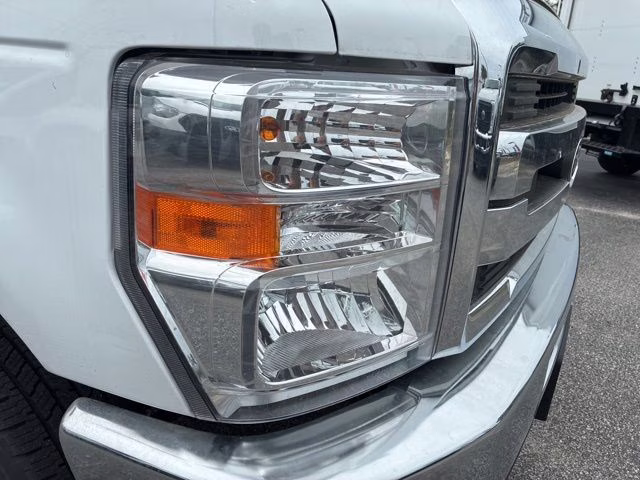 2026 Oxford White Ford E-450SD Base RWD Cutaway